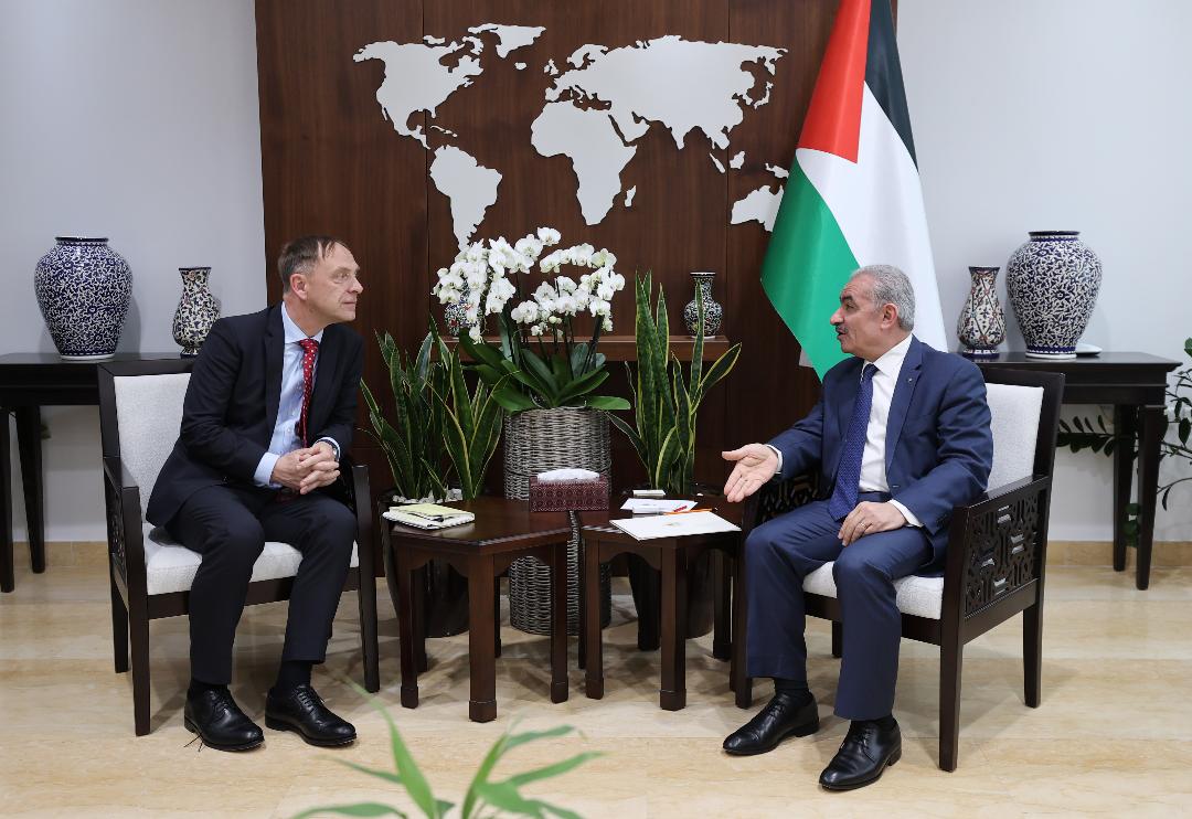 اشتية خلال لقائه المدير العام للشؤون السياسية في وزارة الخارجية الألمانية كريستيان باك